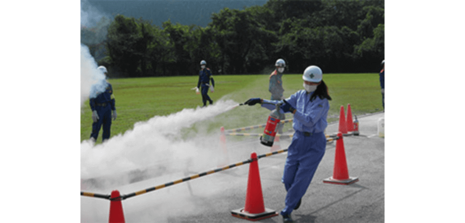 地域の消防操法大会での危険物消火の様子